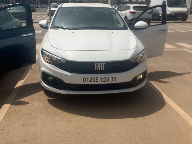 Fiat blanche Tipo 2023